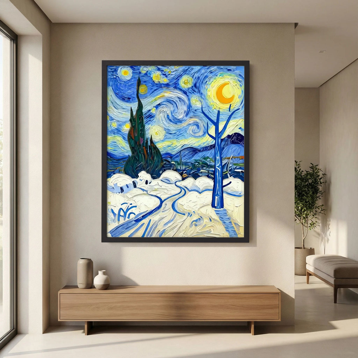 Fintartspapirtrykk inspirert av Van Gogh vist over trekonsoll med keramiske krukker i stuen